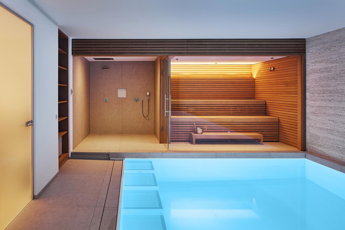 Saunabereich und Swimmingpool in einem Einfamilienhaus