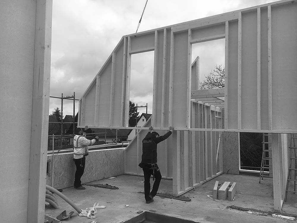 Die Bodenplatte für ein Haus in Holzbauweise wird gebaut