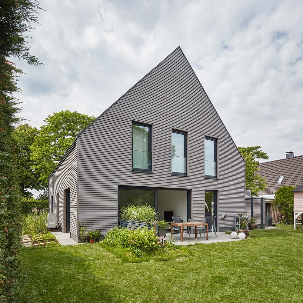Holzbauweise mit großzügiger Fensterfront zur Terrasse
