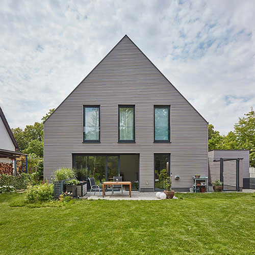 Rückwärtige Fassade eines Einfamilienhauses in Holzbauweise, Neubau in Düsseldorf