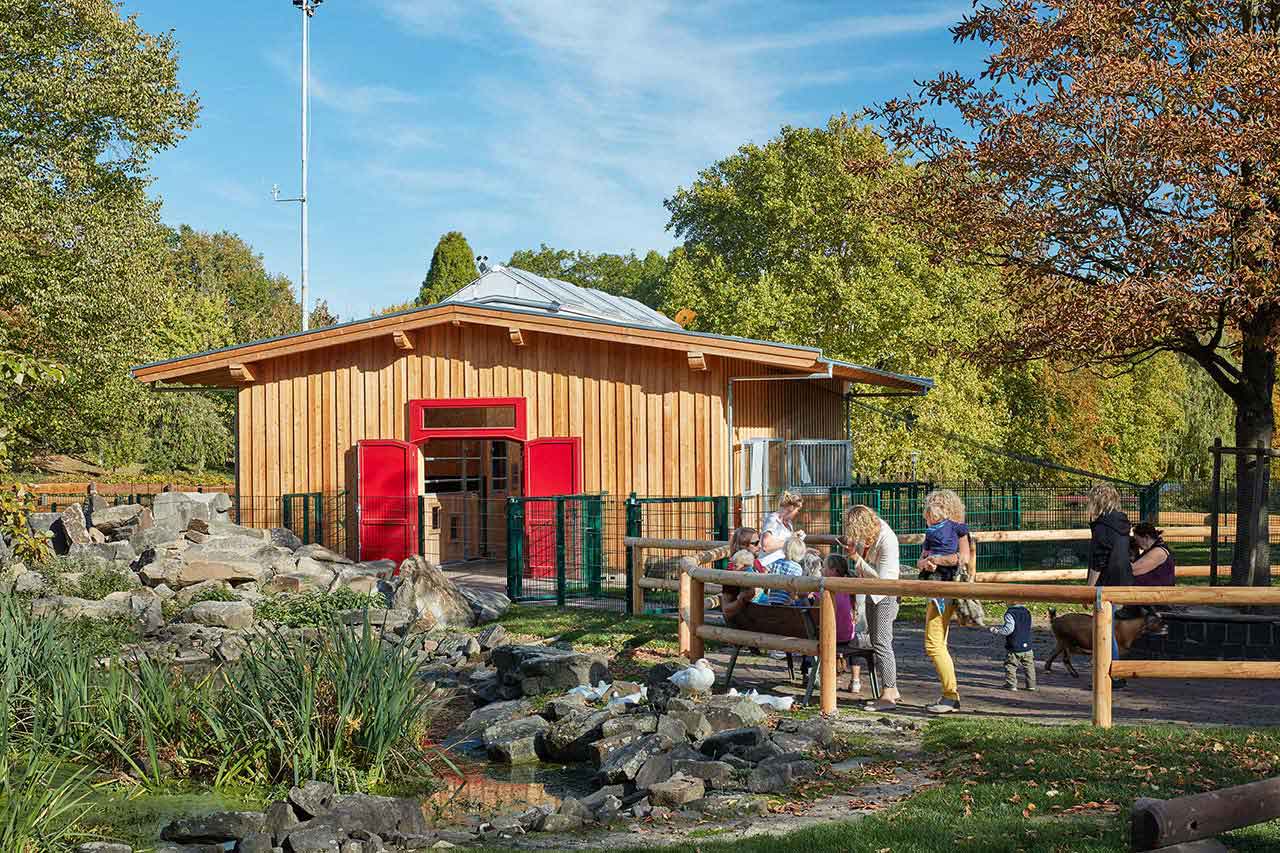 Besucher vor dem Stallgebäude des Besucherzentrums GRUGA in Essen