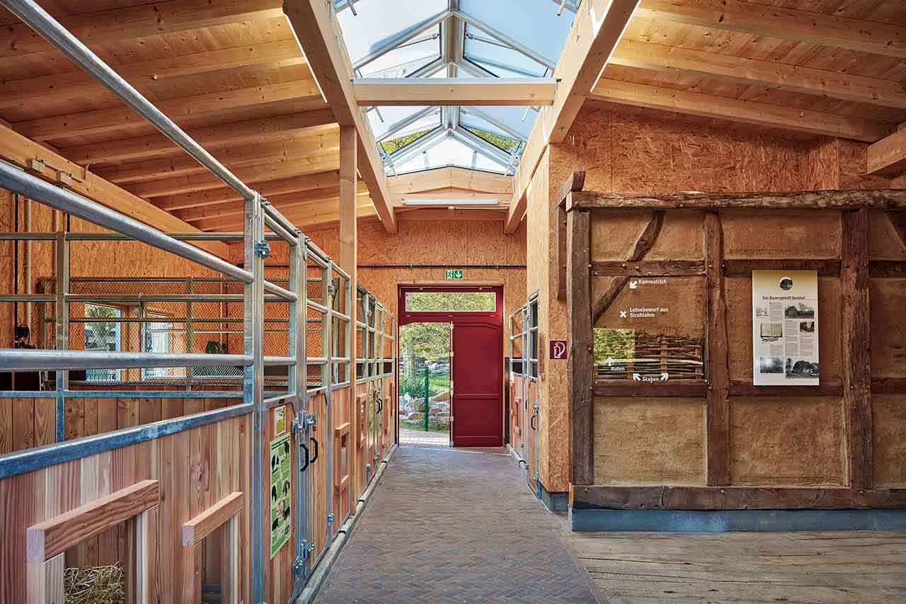 Die Boxen in einem Stallgebäude.