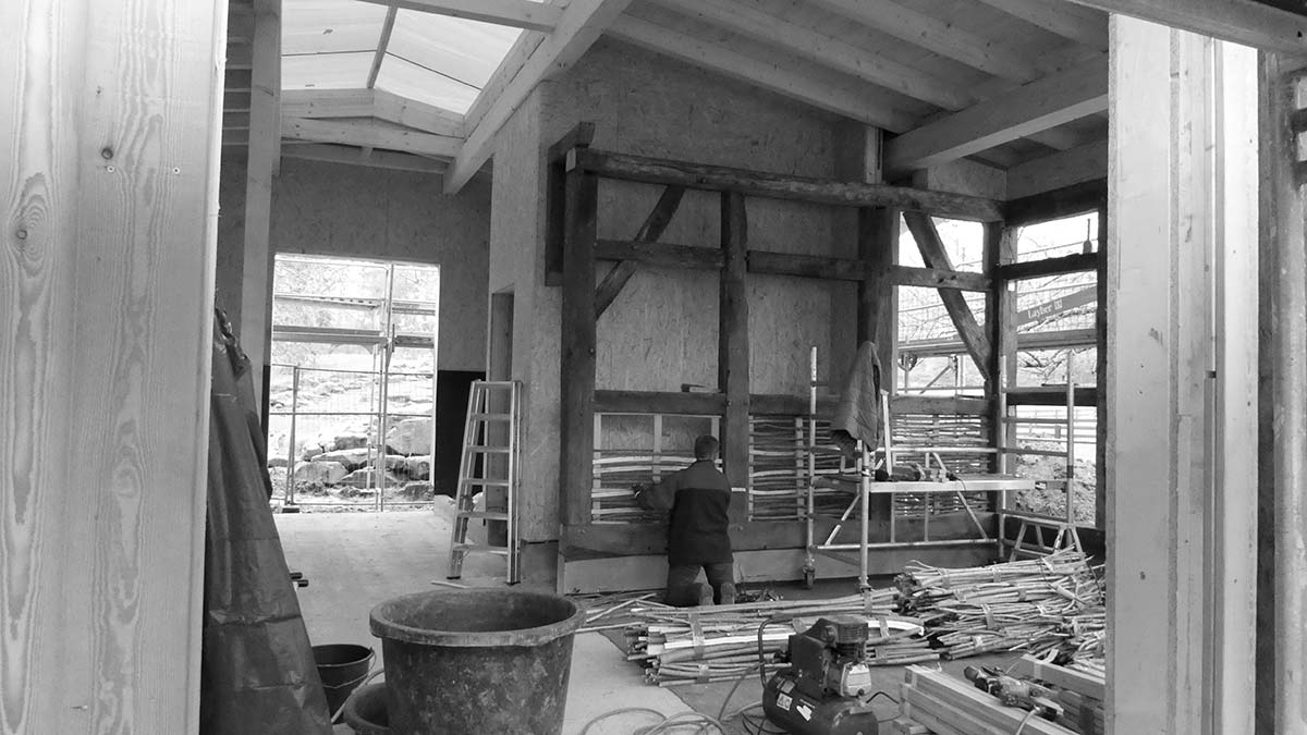 Holzbauweise mit Boden-Deckel Schalung auf einer betonierten Bodenplatte.