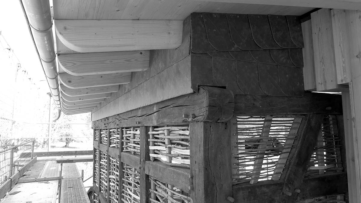 Detailfoto der Dachkostruktion eines Stallgebäudes in Holzbauweise.