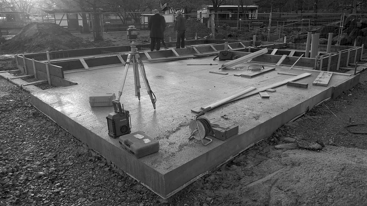 Eine Beton-Bodenplatte wird gegossen.