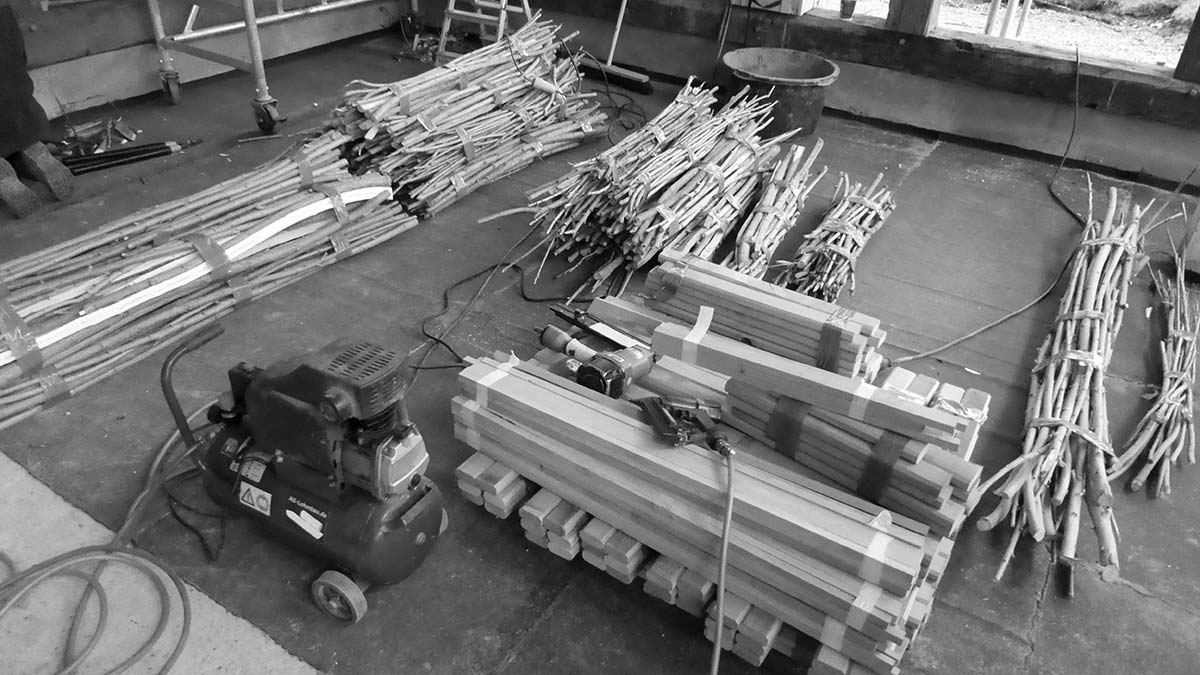 Material für den Holzbau auf einer Baustelle.