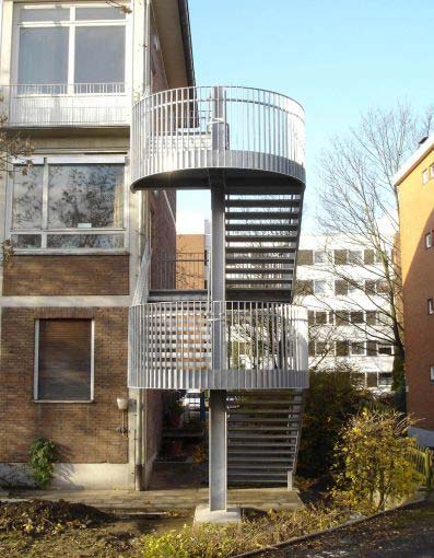 Fluchttreppe in Form einer eigenständigen, skulpturalen Stahlkonstruktion an der Giebelseite der Schule.
