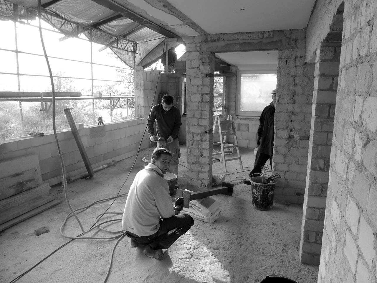 Arbeiter bei Umbauarbeiten in einem Haus.