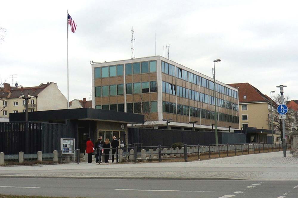 Das Amerikanische Konsulat in München von der gegenüberliegenden Straßenseite aus gesehen.