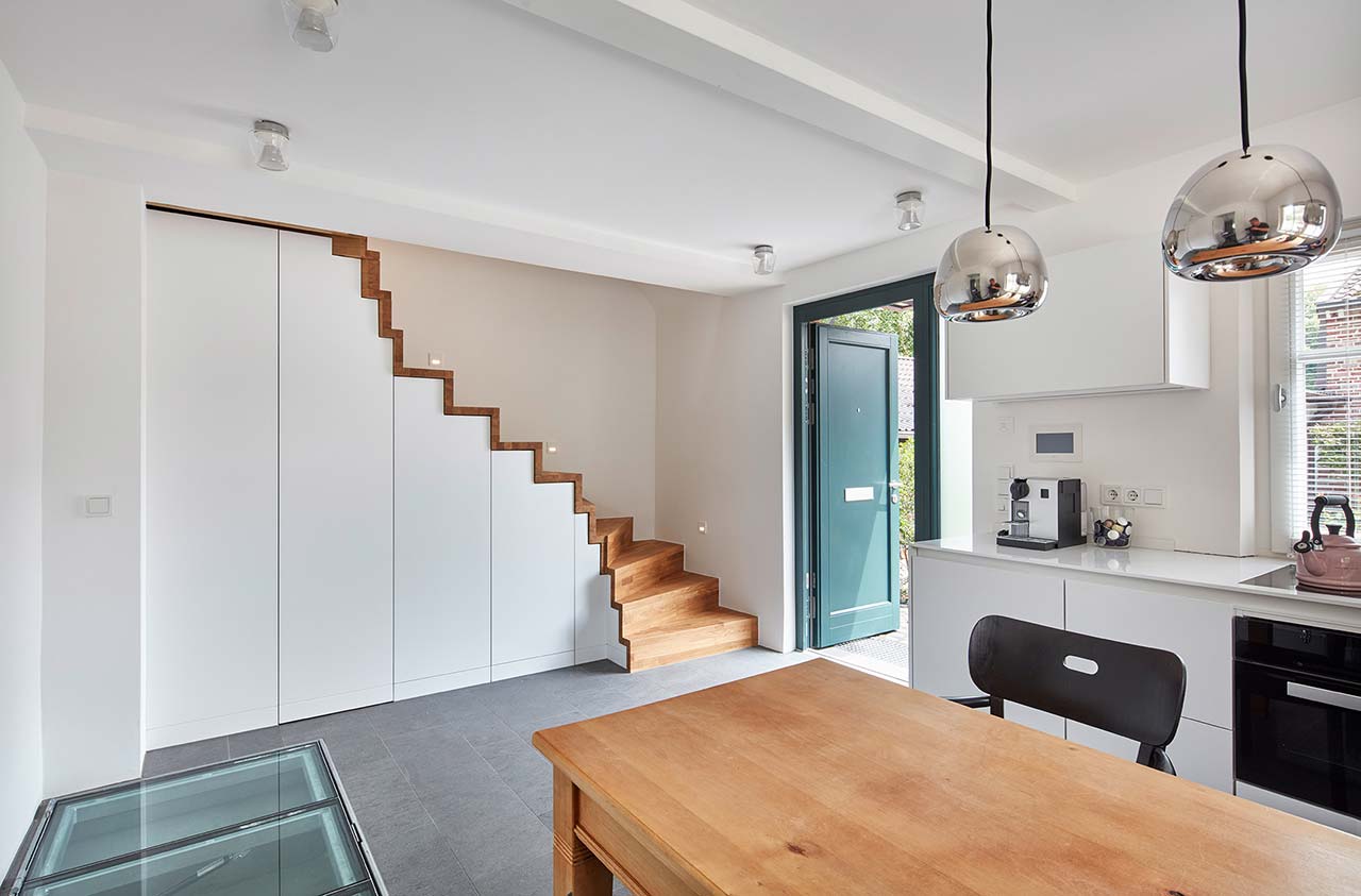 Skulpturale Faltwerktreppe mit integriertem Wandschrank.