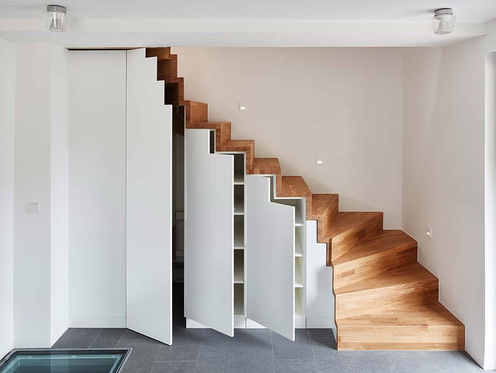 Falttreppe mit untergriertem Schrankraum, geöffnet.