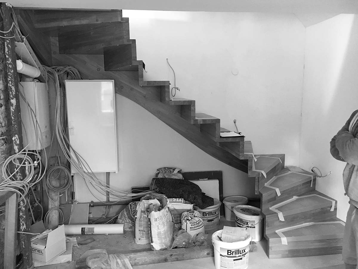 Der Bau einer neuen Falttreppe.