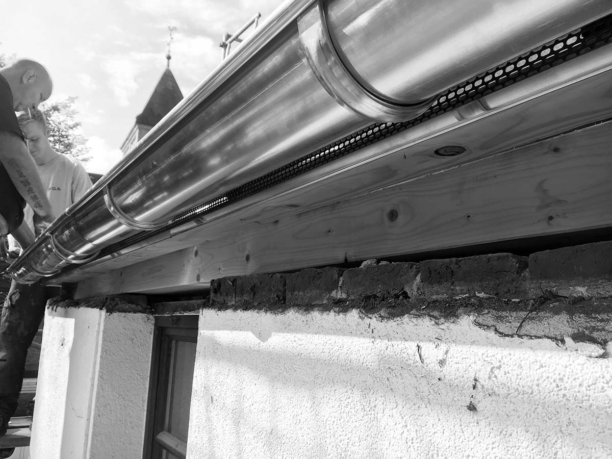 Neue Dachrinne an einem alten haus.