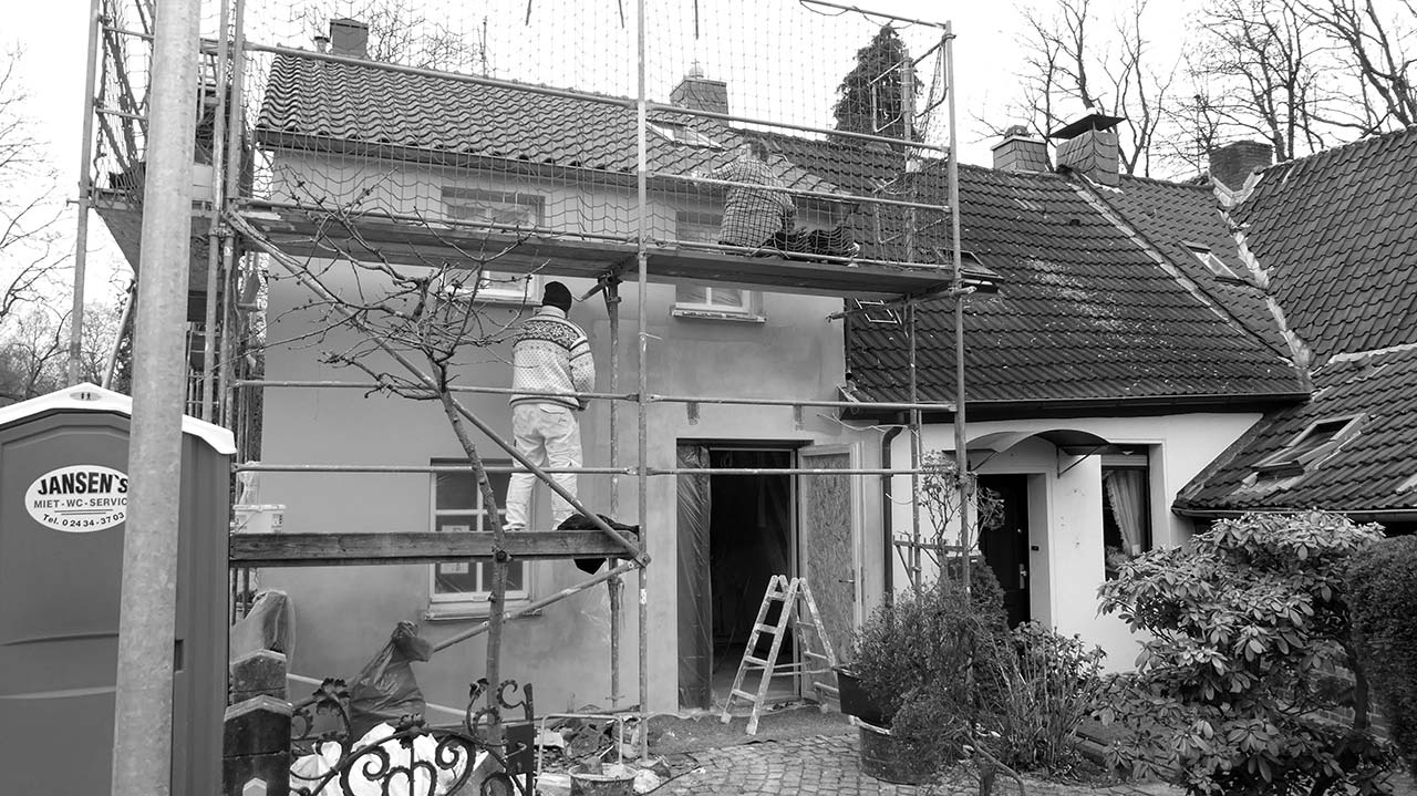 Haussanierung mit Gerüst vor der Fassade.