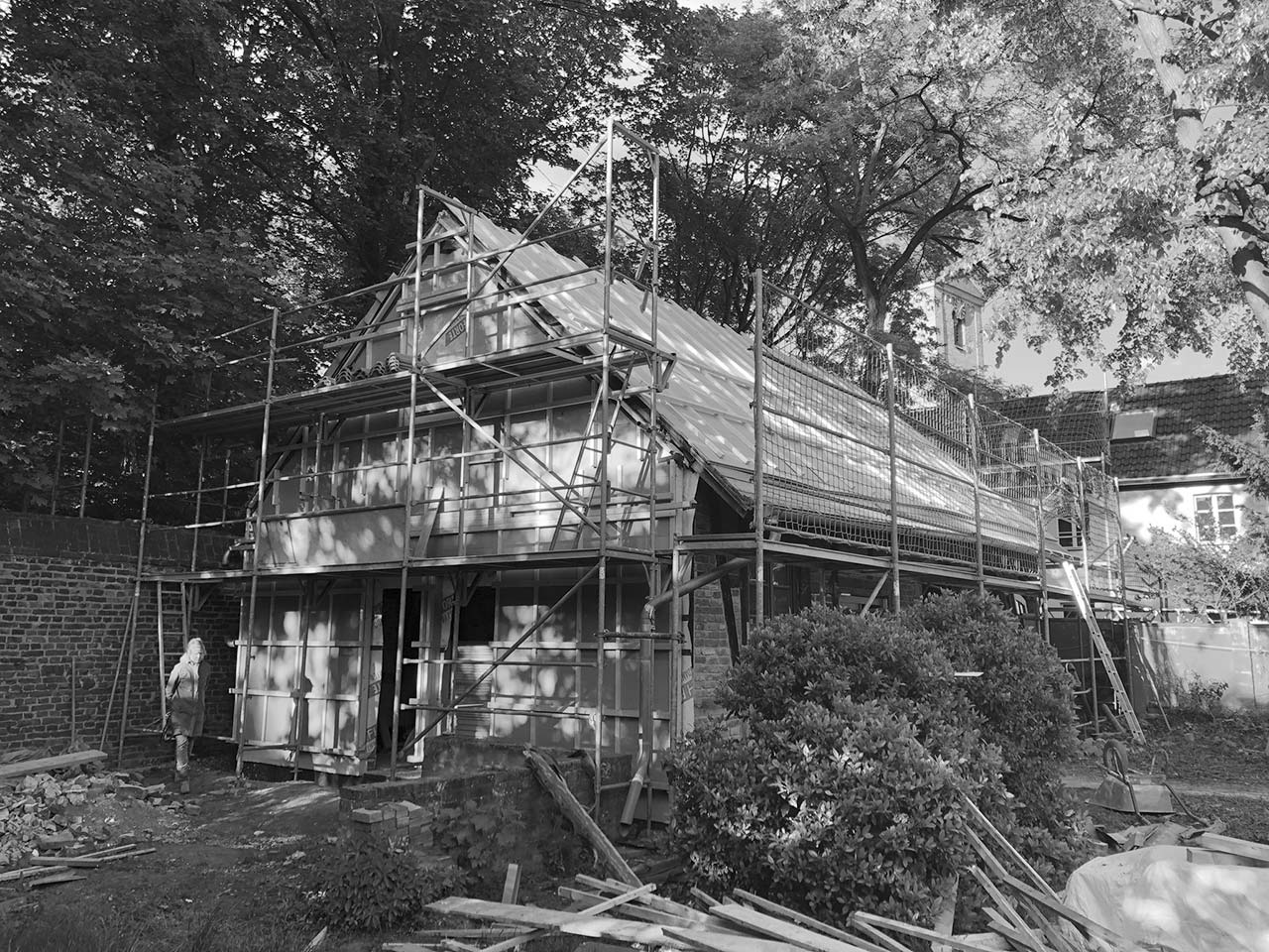 Das Ateliergebäude mit Baugerüst während der Sanierung.