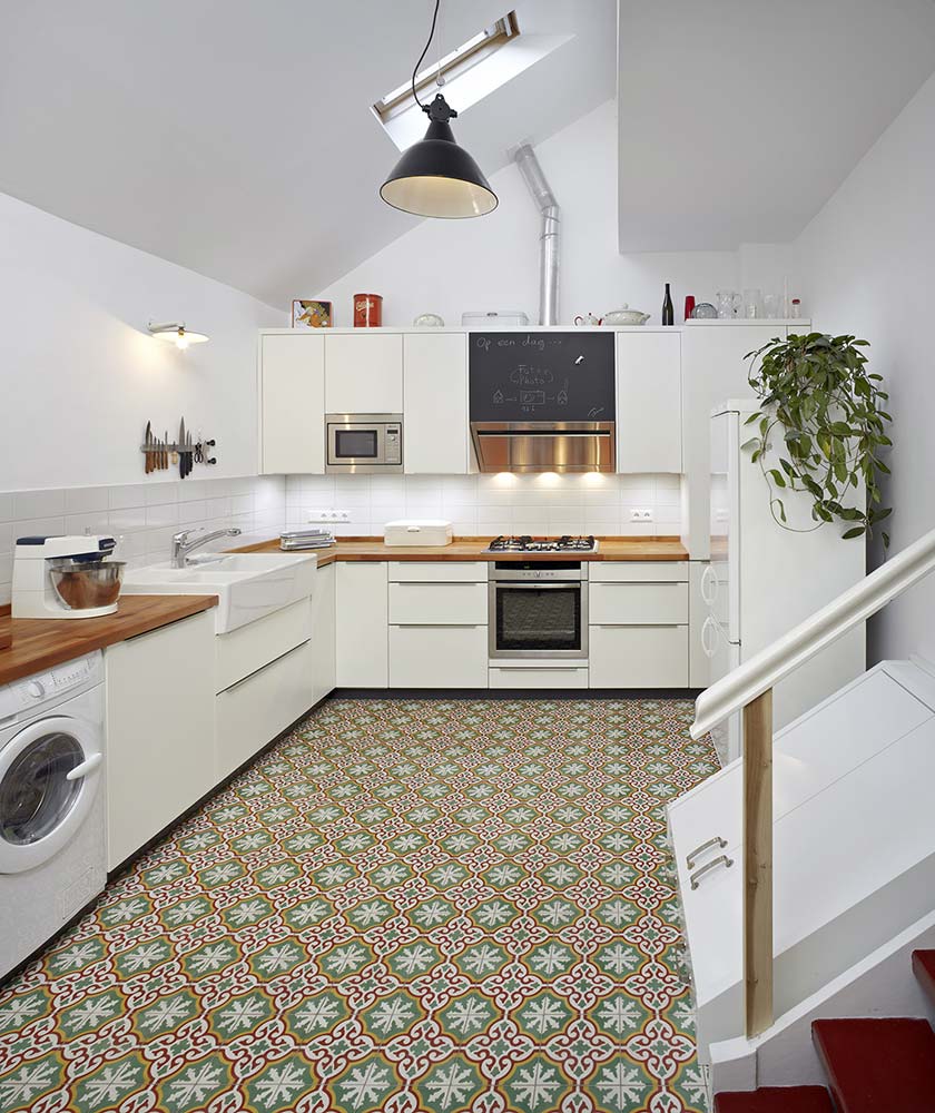 Neue, moderne Kücheneinrichtung in einem sanierten alten Haus.