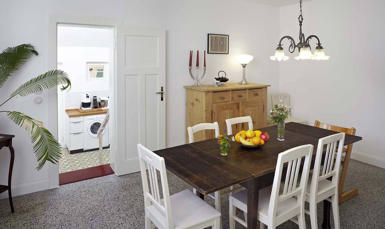 Essbereich mit Blick in den Wirtschaftsraum in einem sanierten alten Haus.