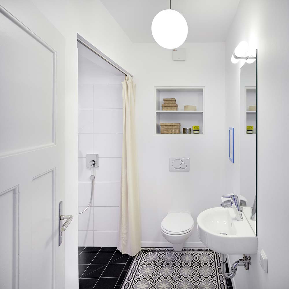 Neues Badezimmer in einer sanierten Doppelhaushälfte aus den 1920er Jahren.