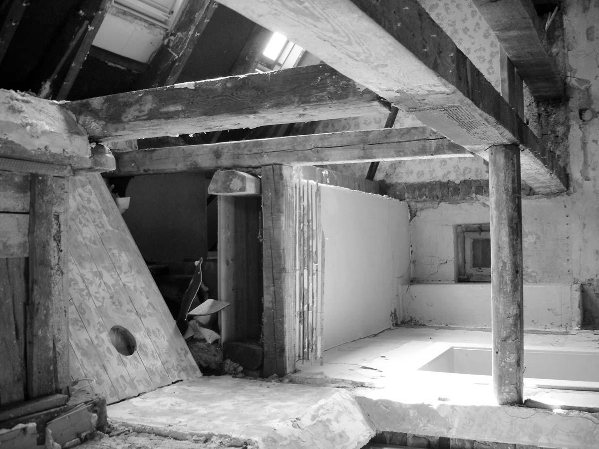 Das Dachgeschoss eines alten Hauses im Zustand vor der Sanierung.