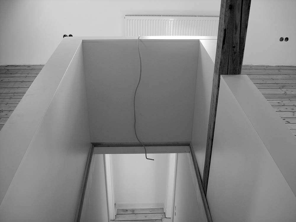 Umlaufende Brüstung an einem Treppenschacht in der Bauphase.