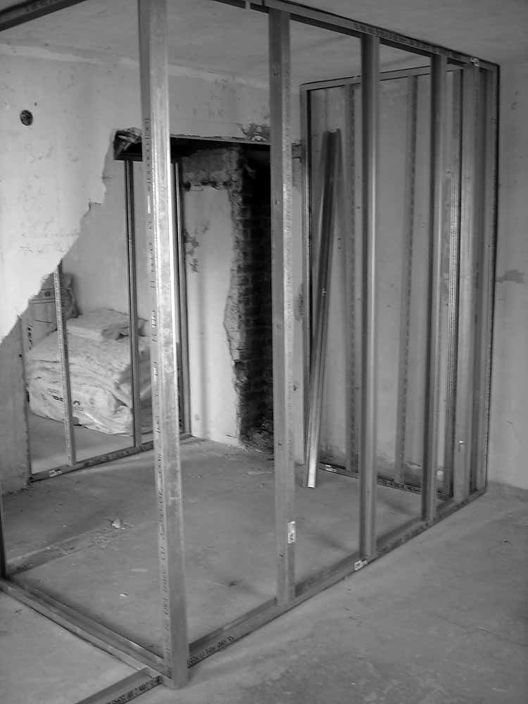 Aufbau von Zwischenwänden bei der Haussanierung.