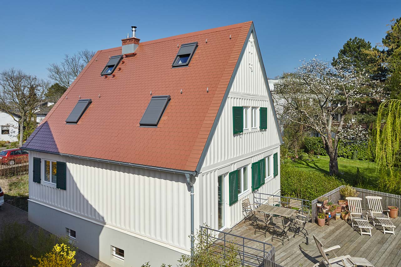 Dachterrasse auf dem Anbau an einem sanierten Stahlhaus in Düsseldorf Kalkum aus dem Jahr 1952.