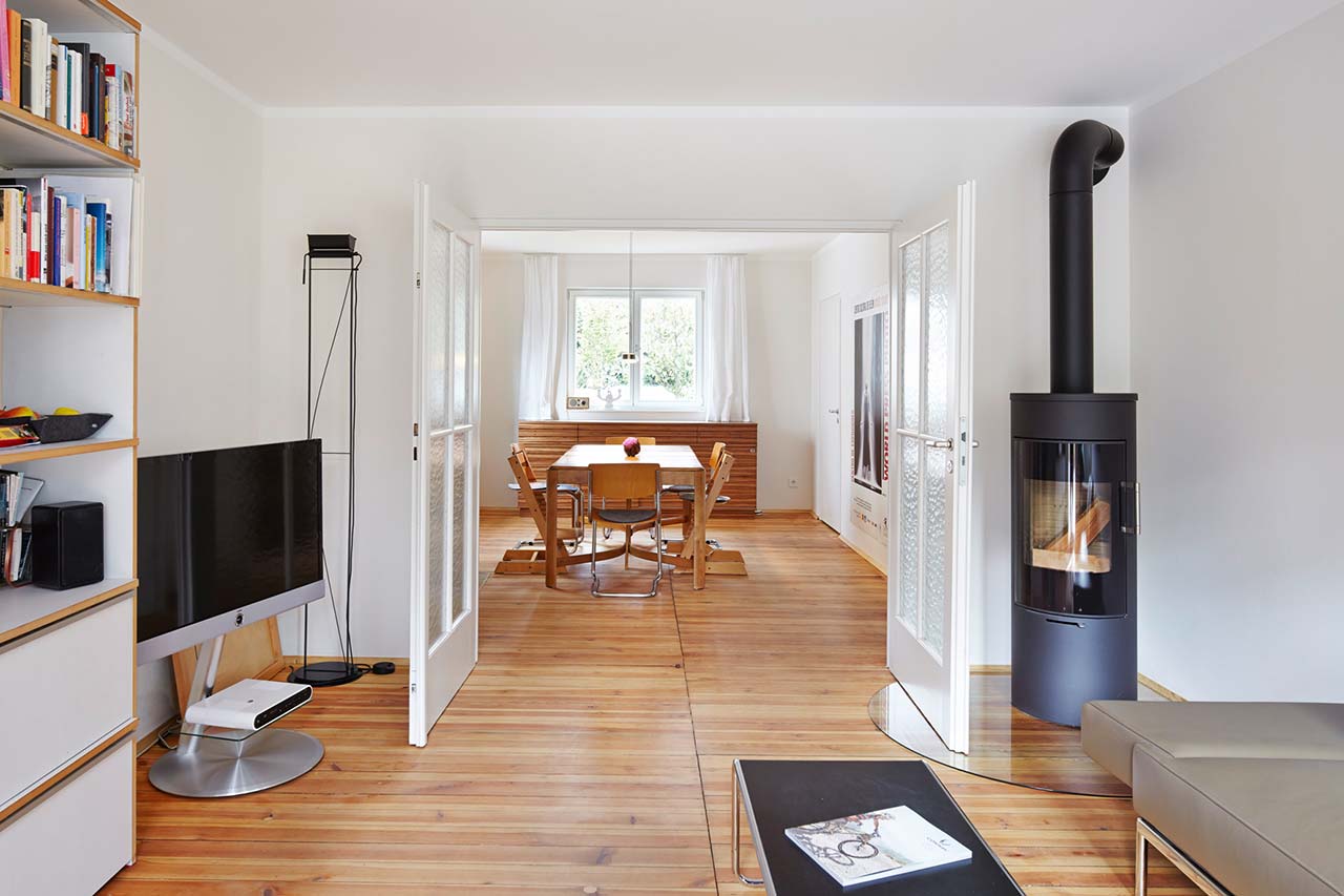 Innenraum des sanierten Hauses, Blick vom Wohnraum in den Essbereich.