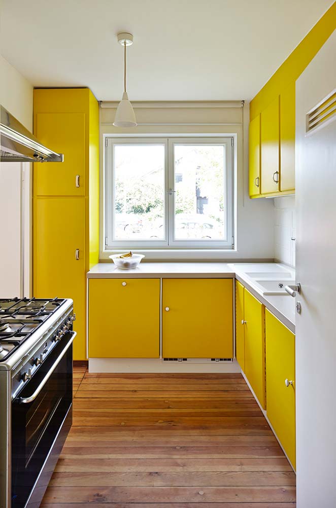 Aufgearbeitete Frankfurter Küche aus den 50er Jahren in Gelb.