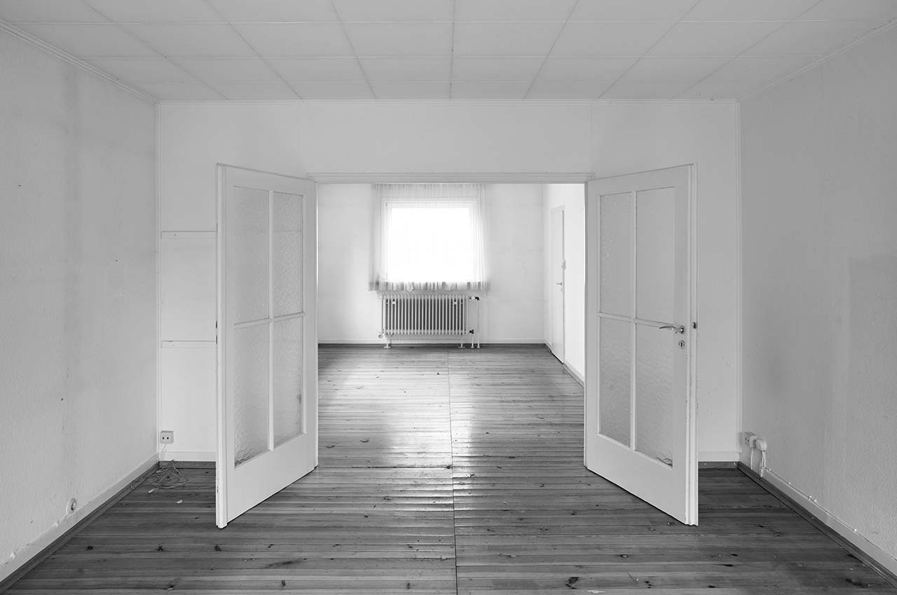 Innenraum des alten Hauses mit geöffneter Doppelflügeltür.