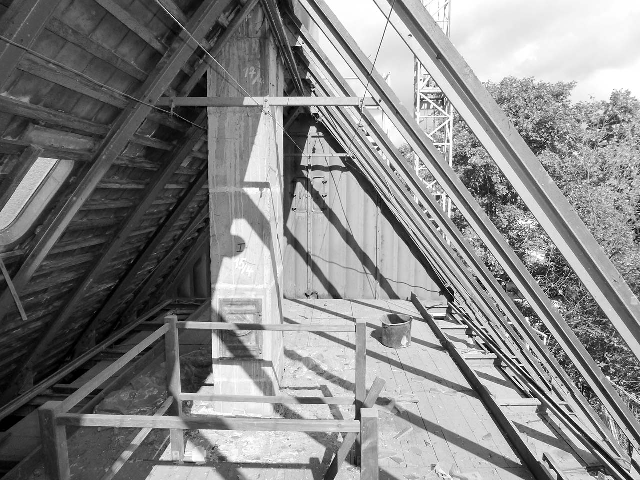 Die neuen Dachbalken werden eingezogen.