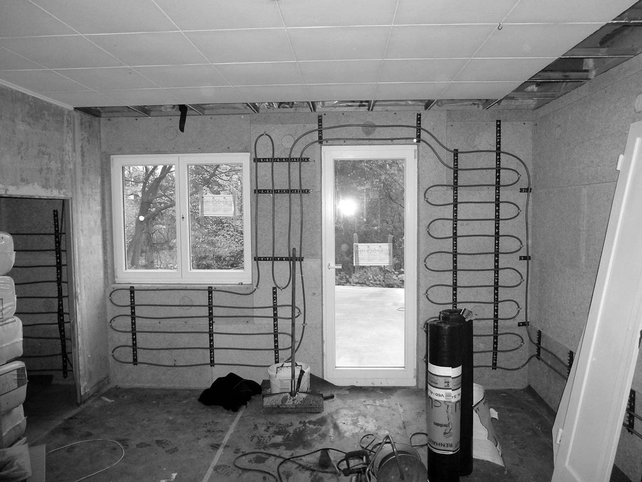 Einbau einer Wandheizung.