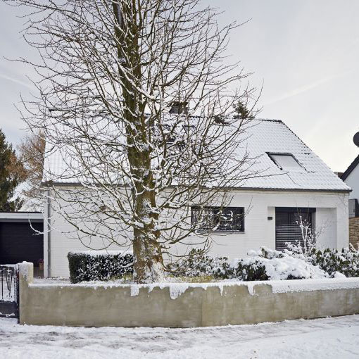 Einfamilienhaus in Düsseldorf, Ansicht im Winter.