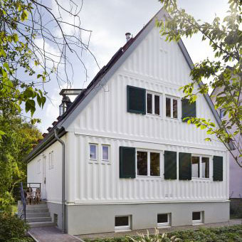 Die weiße Fassade des Stahlhauses in Düsseldorf Kaiserswerth, denkmalsaniert und erweitert.