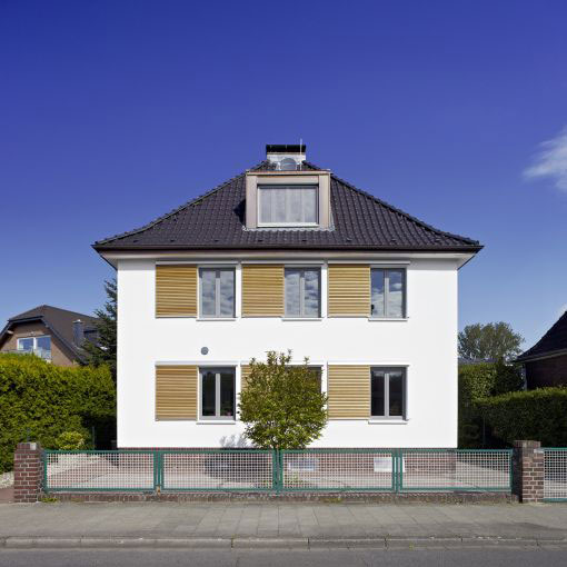 Ansicht eines Zweifamilienhauses in Düsseldorf Kaiserswerth mit Holz-Schiebe-Fensterläden.